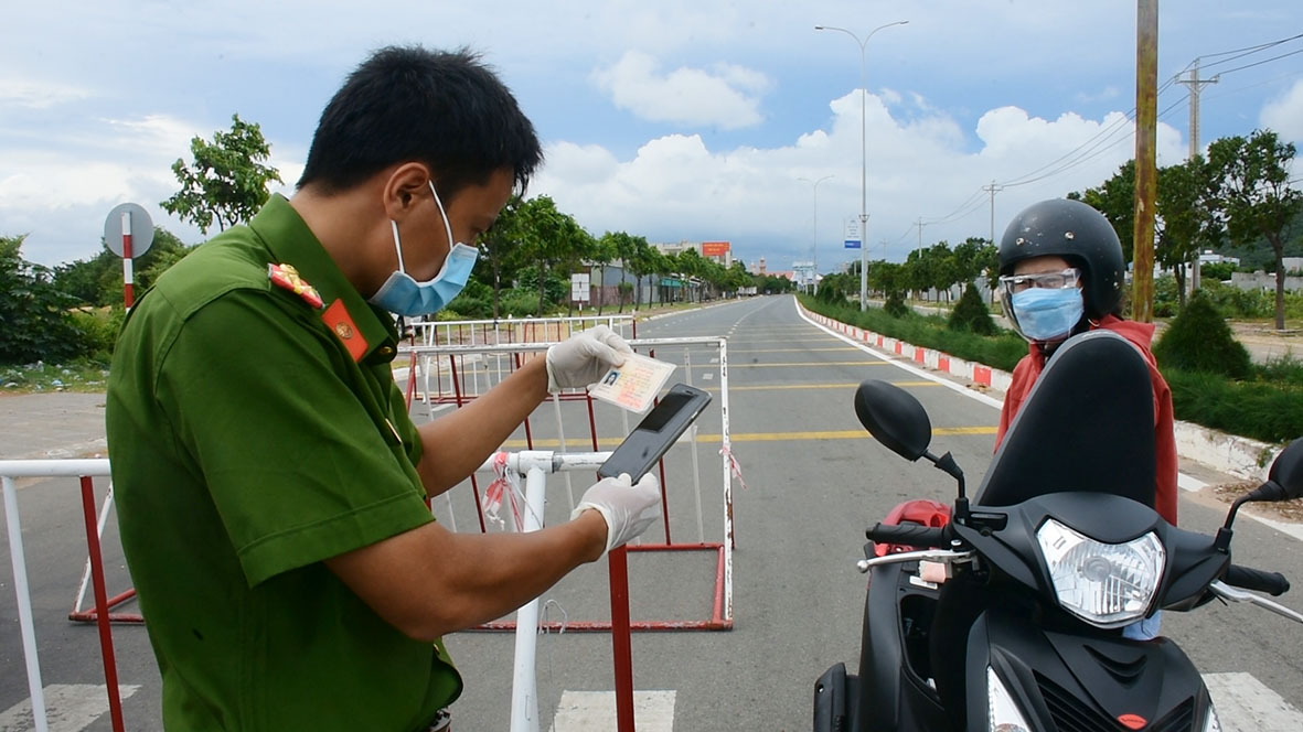 Lực lượng Công an kiểm tra giấy tờ người điều khiển phương tiện vào khu vực TT. Long Hải, huyện Long Điền. Ảnh: PHƯƠNGNAM