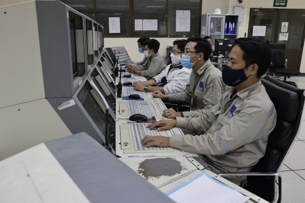 Các kỹ sư theo dõi thông số vận hành trên màn hình DCS - Phòng điều khiển trung tâm - Nhà máy Đạm Phú Mỹ - một trong những DN thực hiện tốt công tác phòng, chống dịch.