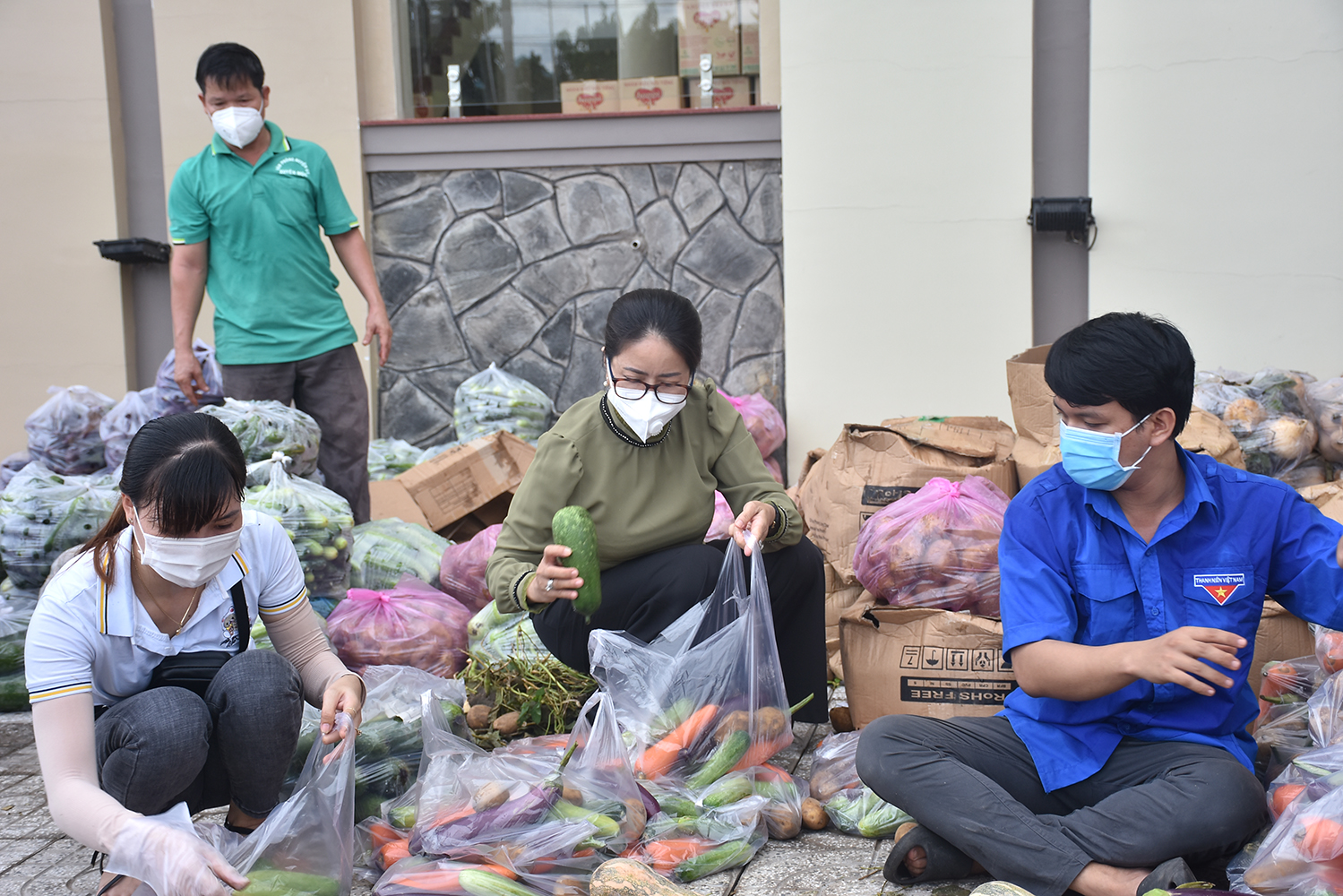 Bà Lê Thị Trang Đài, Chủ tịch UBND huyện Xuyên Mộc  (bìa phải) cùng xắn tay xếp quà cùng mọi người.
