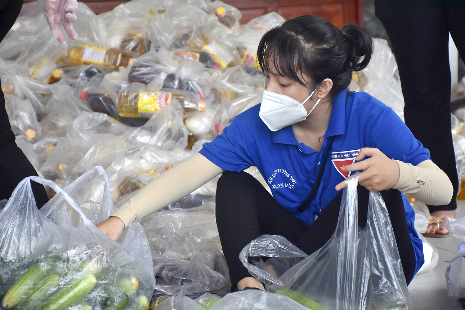 Một ĐVTN hỗ trợ soạn quà tặng cho  người dân.