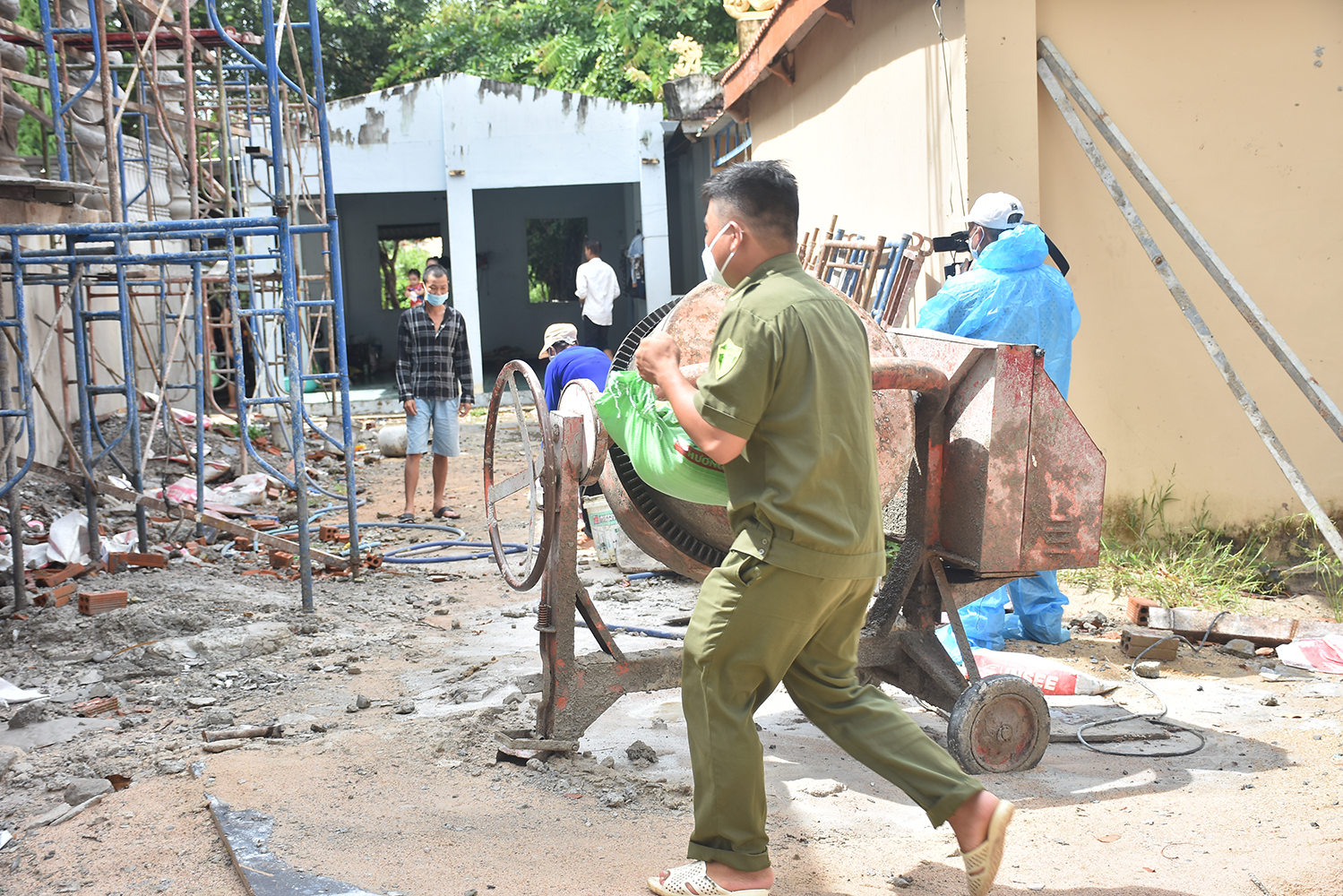 Cán bộ ấp mang quà đến tận nhà dân để trao.