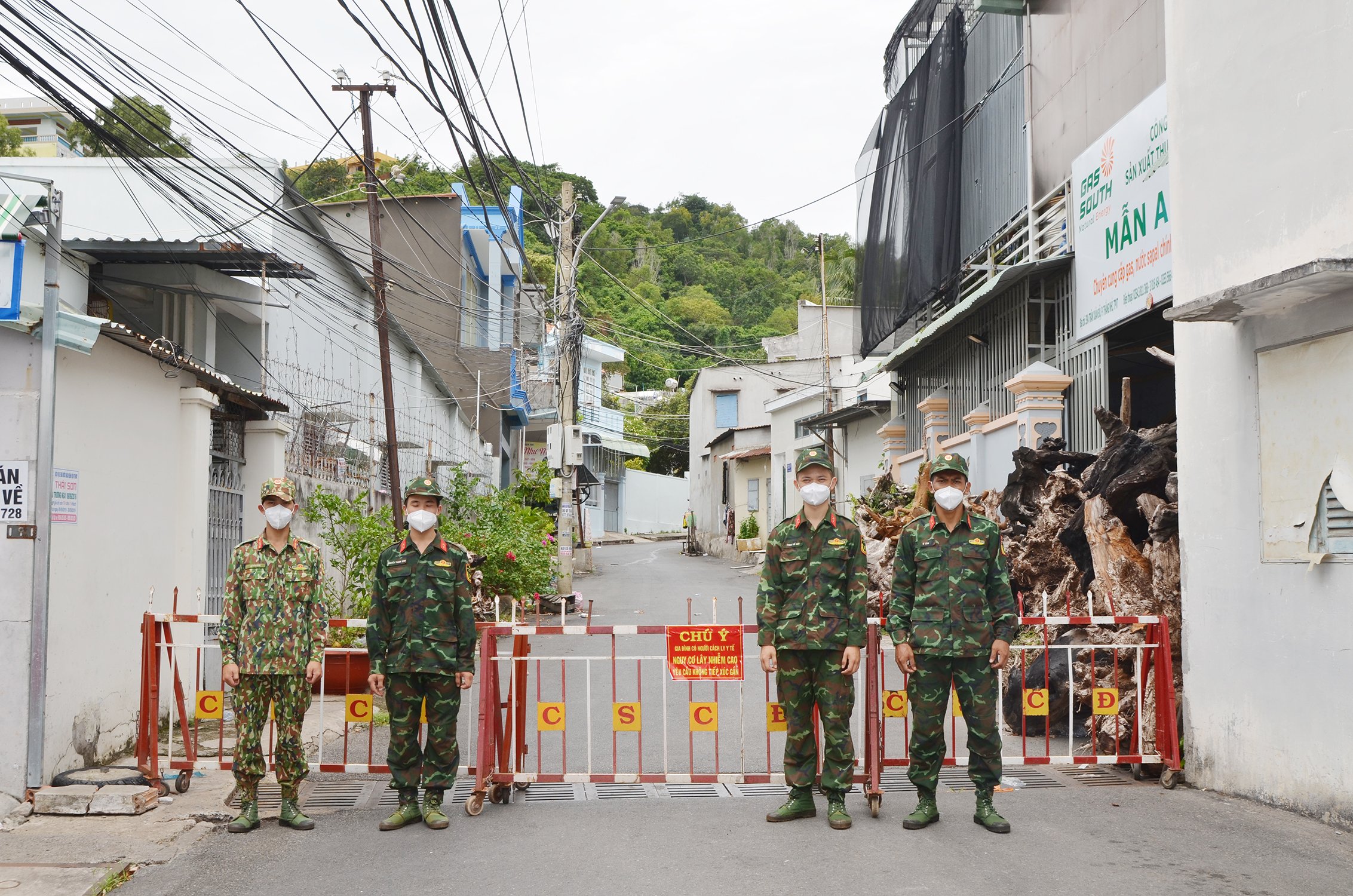 Lực lượng chức năng thực hiện phong tỏa khu phố 3 (phường Thắng Nhì, TP. Vũng Tàu) từ 12 giờ ngày 25/8.  Ảnh: DIỄM QUỲNH