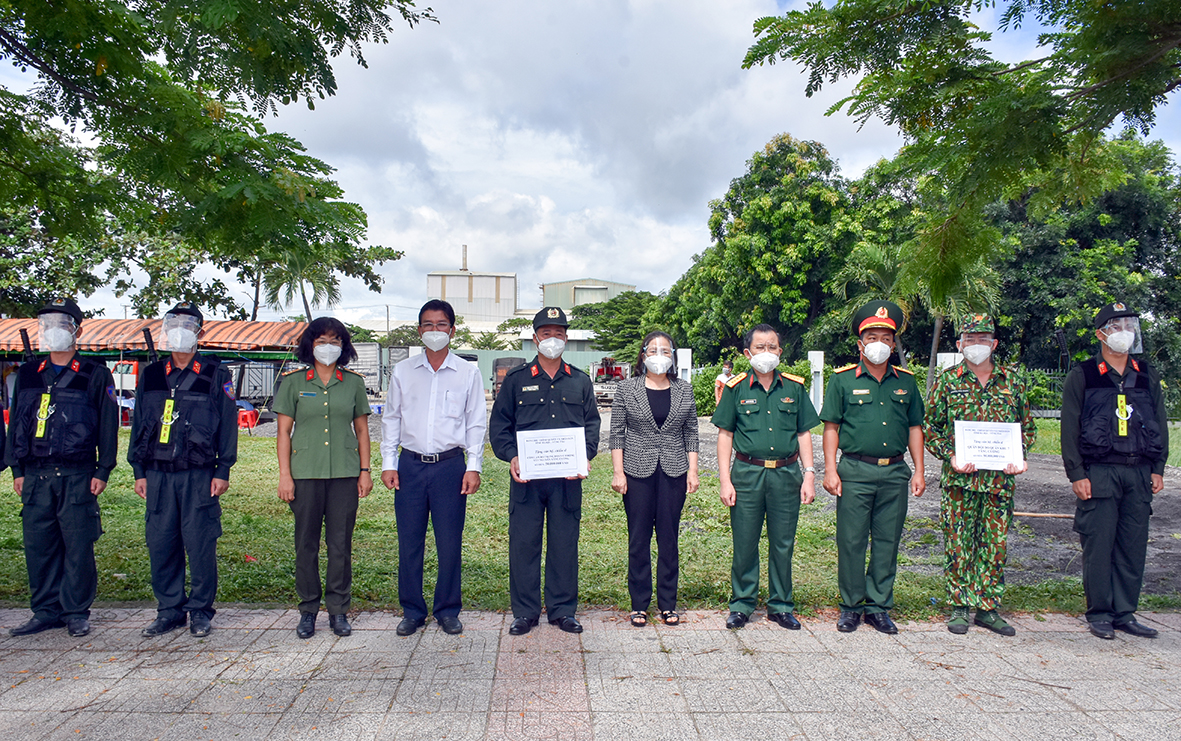 Bà Nguyễn Thị Yến, Phó Bí thư Thường trực Tỉnh ủy, Trưởng Đoàn ĐBQH tỉnh, Phó Trưởng BCĐ Phòng, chống dịch COVID-19 tỉnh tặng quà cho cán bộ, chiến sĩ Sư đoàn Bộ binh 302  và Trung đoàn Cơ động Tây nguyên..