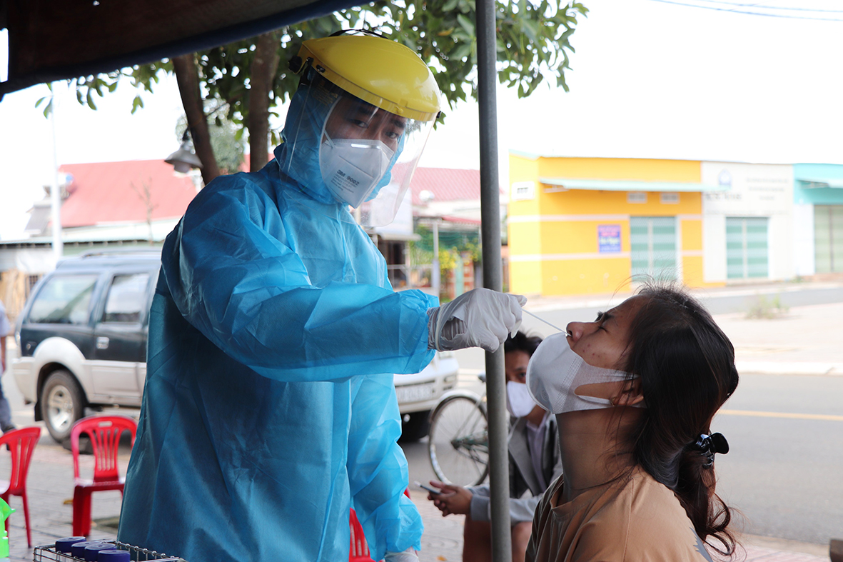 Nhân viên y tế lấy mẫu xét nghiệm sàng lọc SARS-CoV-2 cho bà Phan Thị Thủy (người lao động hiện đang ở trọ tại khu phố Vinh Thanh, TT.Ngãi Giao).