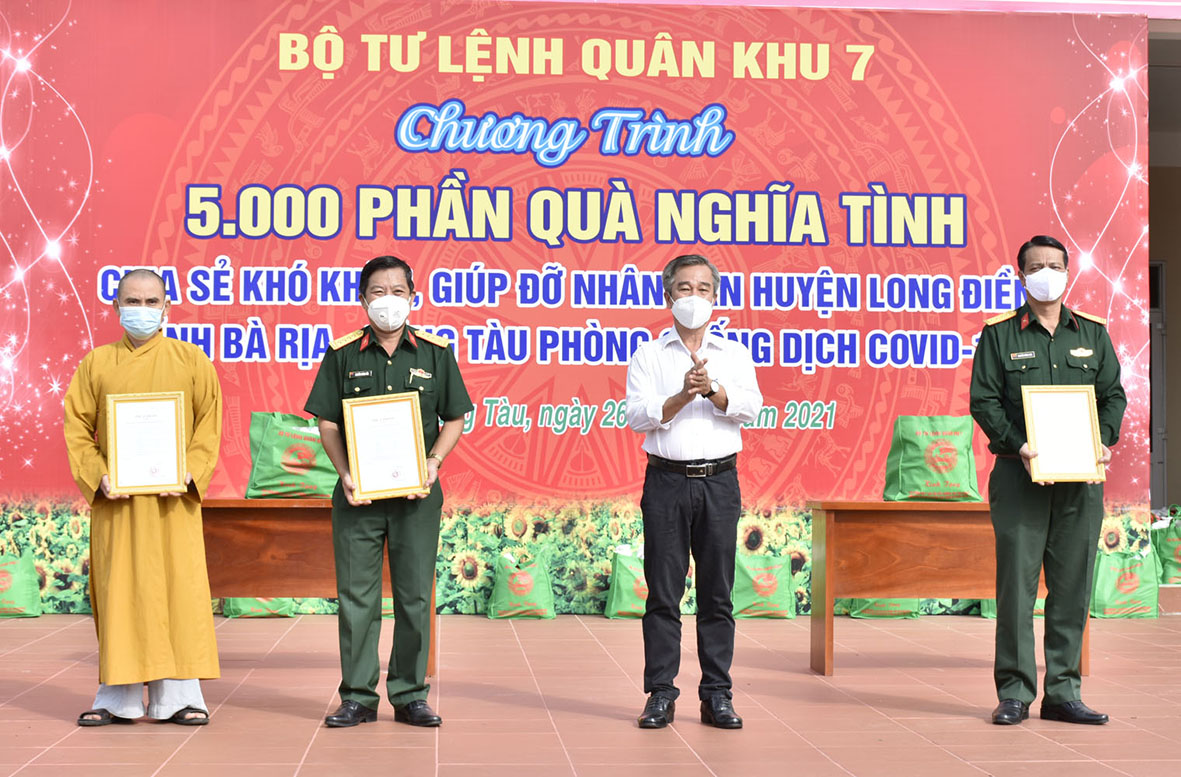 Ông Võ Hữu Hạnh, Phó Bí thư Thường trực Huyện ủy Long Điền (thứ hai từ phải qua) trao Thư cảm ơn các đơn vị trao quà. 
