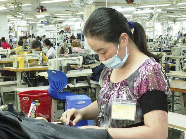  Người lao động Công ty TNHH Tiwnkle Việt Nam trong giờ làm việc. Do không bố trí đủ lao động “3 tại chỗ” nên công ty này đã giảm 90% công suất.