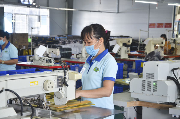 Do không thể huy động đủ công nhân thực hiện “3 tại chỗ” nên Công ty TNHH Sản xuất giày Vĩnh Uy II (KCN Đất Đỏ 1) chỉ sản xuất cầm chừng với 40% công suất.