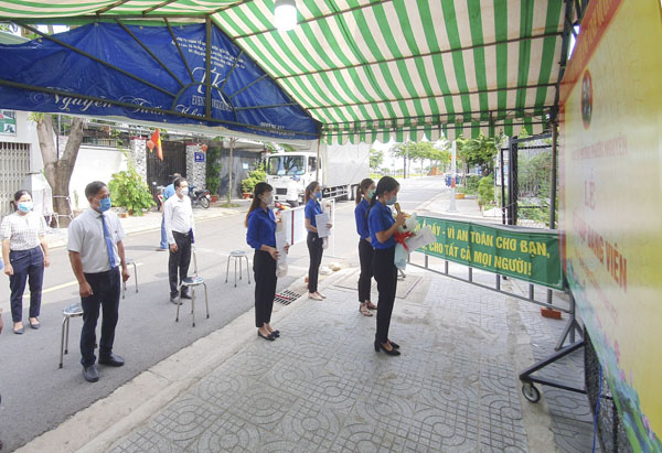  Đảng viên Phạm Hoàng Thiên Hương tuyên thệ tại lễ kết nạp Đảng đặc biệt tại chốt vùng xanh.