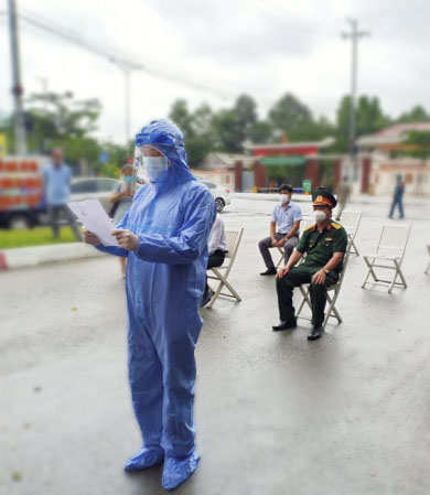 Đảng viên Đỗ Hữu Nghĩa tuyên thệ tại lễ kết nạp.