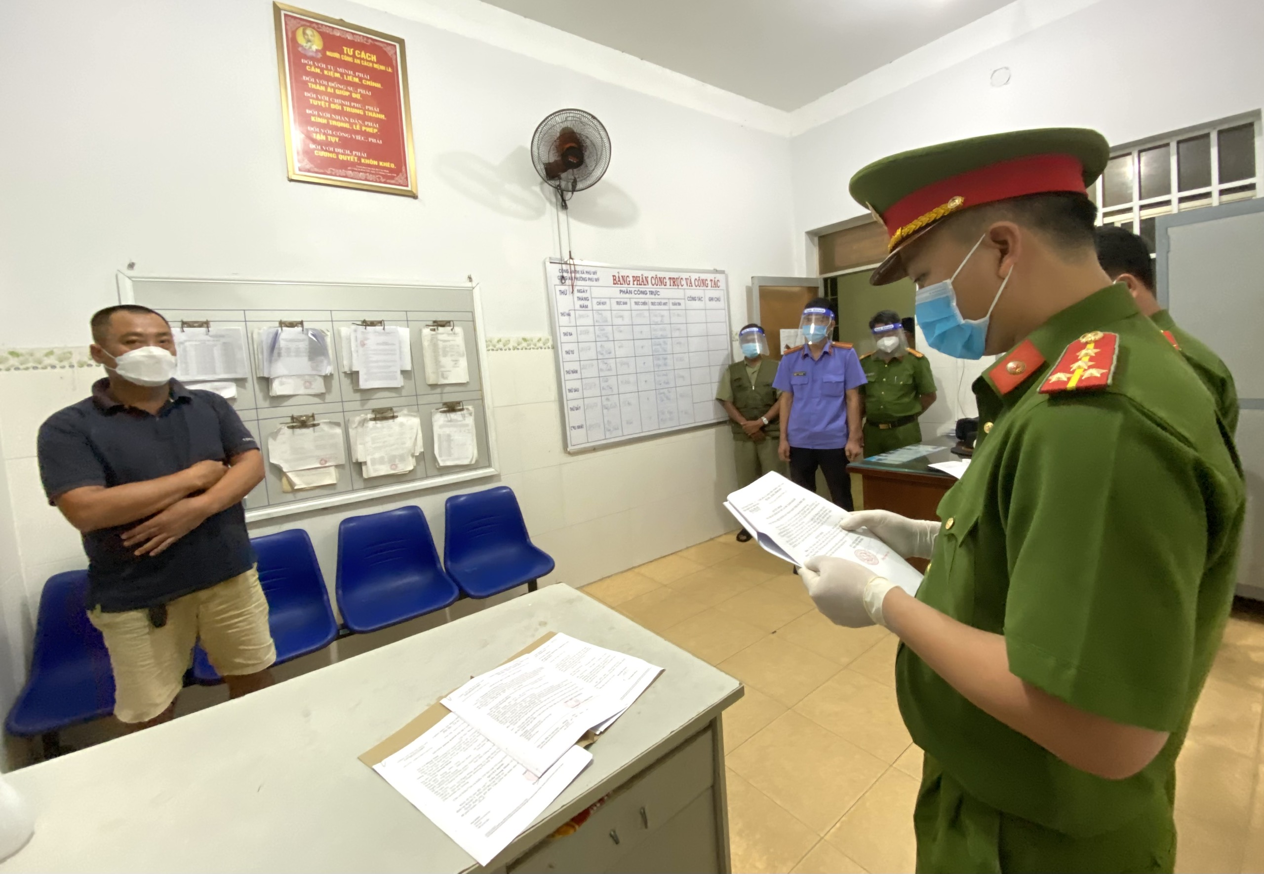 Cơ quan CSĐT Công an TX. Phú Mỹ đọc lệnh bắt tạm giam bị can Trần Quang Minh trước sự chứng của VKSND và chính quyền địa phương.