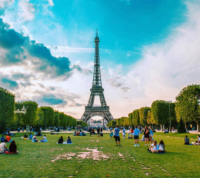 Giữa tháng 7, tháp Eiffel đã mở cửa đón khách trở lại.