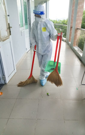 Các tình nguyện viên làm công việc dọn dẹp, vệ sinh tại khu vực điều trị bệnh nhân COVID-19.