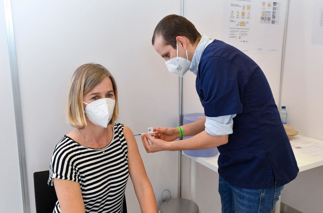 Nhân viên y tế tiêm vắc xin cho người dân Bỉ.