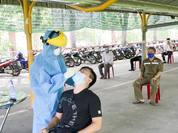 Công nhân Công ty TNHH MTV vật liệu xây dựng  Hoa Sen được lấy mẫu xét nghiệm SARS-CoV-2.
