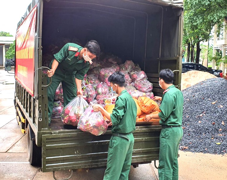 Cán bộ, chiến sĩ Ban CHQS huyện Xuyên Mộc vận chuyển quà để trao tặng các hộ dân có hoàn cảnh khó khăn tại các khu cách ly, khu phong tỏa phòng, chống dịch trên địa bàn huyện.