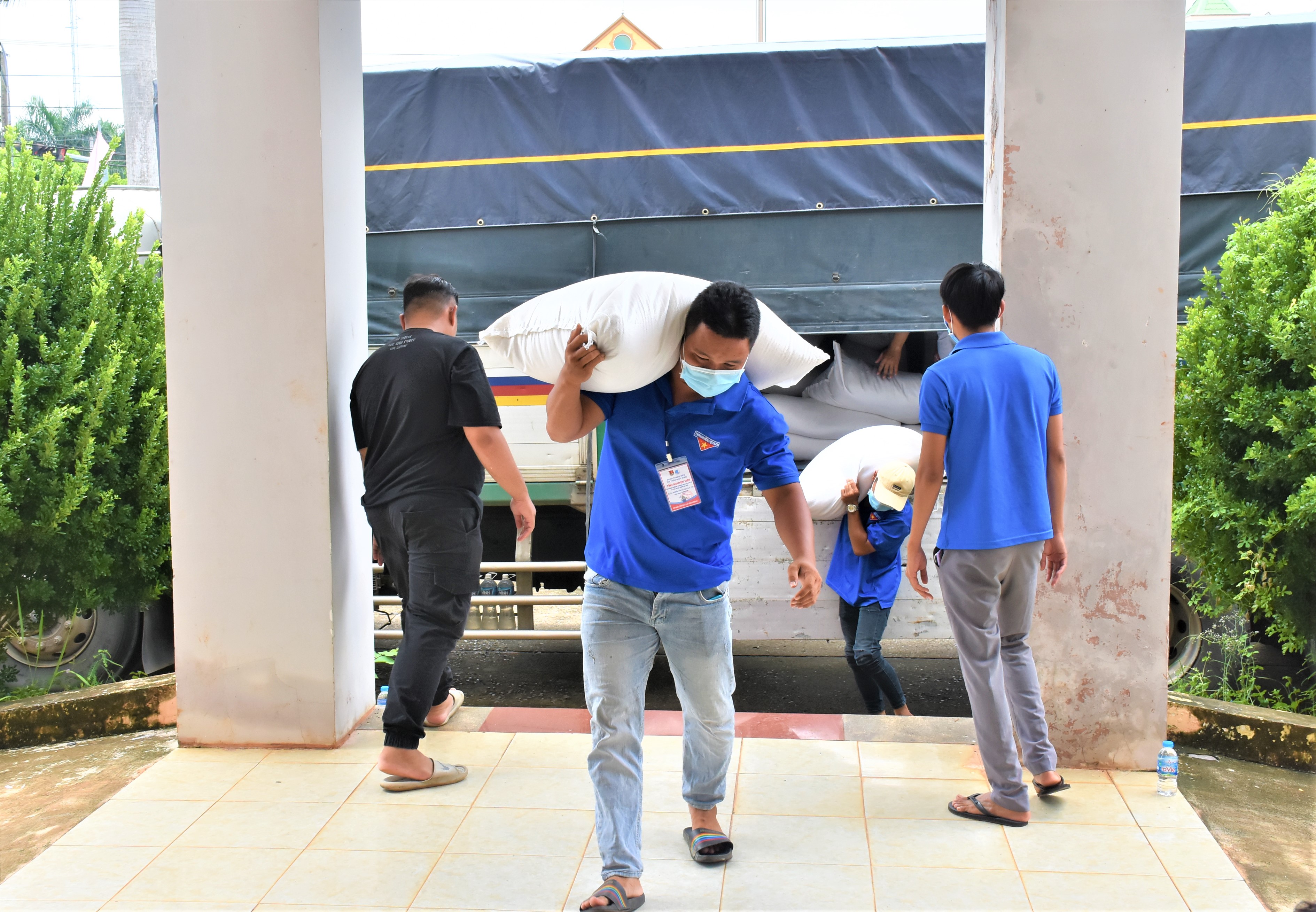 Đoàn thanh niên tình nguyện TT.Ngãi Giao (huyện Châu Đức) hỗ trợ chuyển gạo từ xe vào sảnh UBND thị trấn.