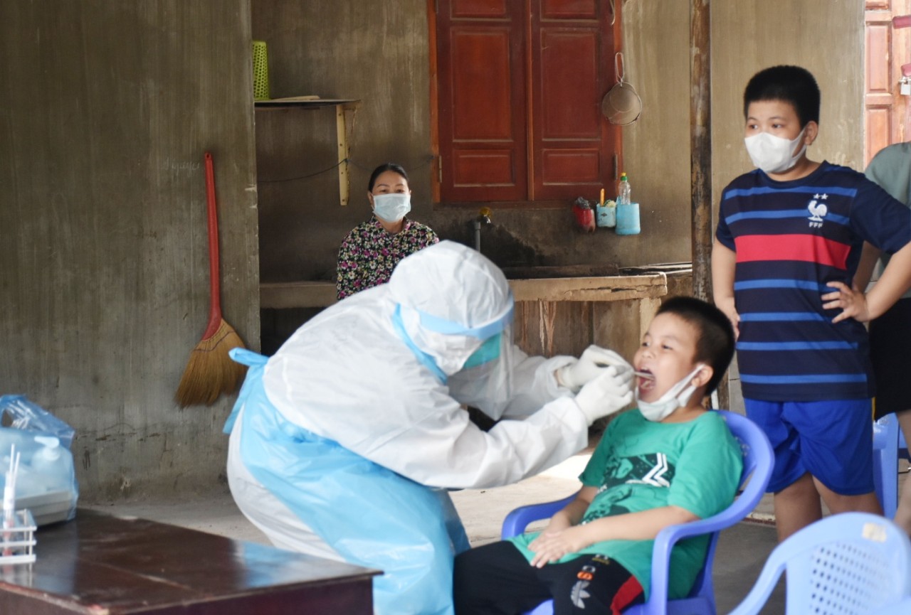 Lực lượng y tế lấy mẫu xét nghiệm COVID-19 cho người dân TT.Long Hải. Ảnh Tuyết Mai