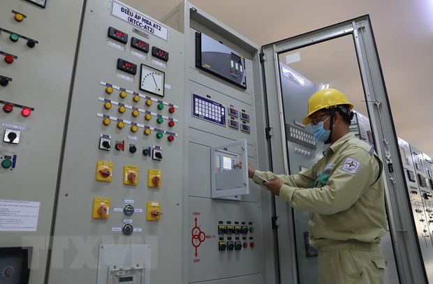 Công nhân Công ty Truyền tải điện 3 vận hành truyền tải điện tại trạm biến áp 220kV Quy Nhơn. Ảnh: TTXVN