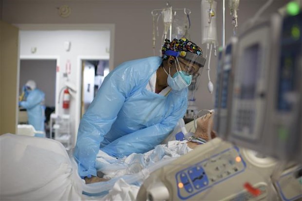 Nhân viên y tế chăm sóc bệnh nhân mắc COVID-19 tại một bệnh viện ở Texas (Mỹ).