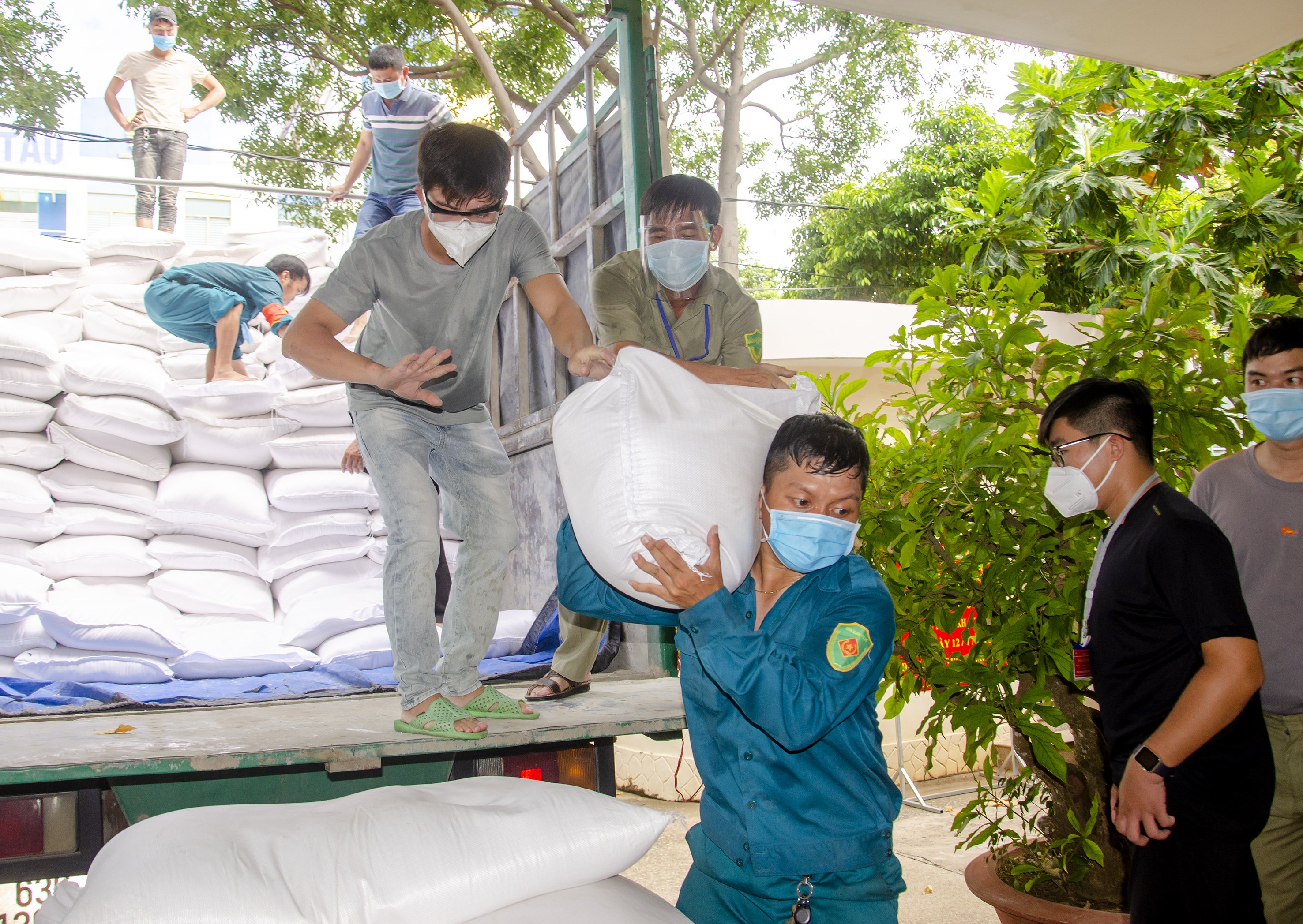 Lực lượng chức năng và tình nguyện viên vận chuyển, tập kết 15 tấn gạo hỗ trợ của Chính phủ đến trụ sở UBND phường 7, TP. Vũng Tàu.