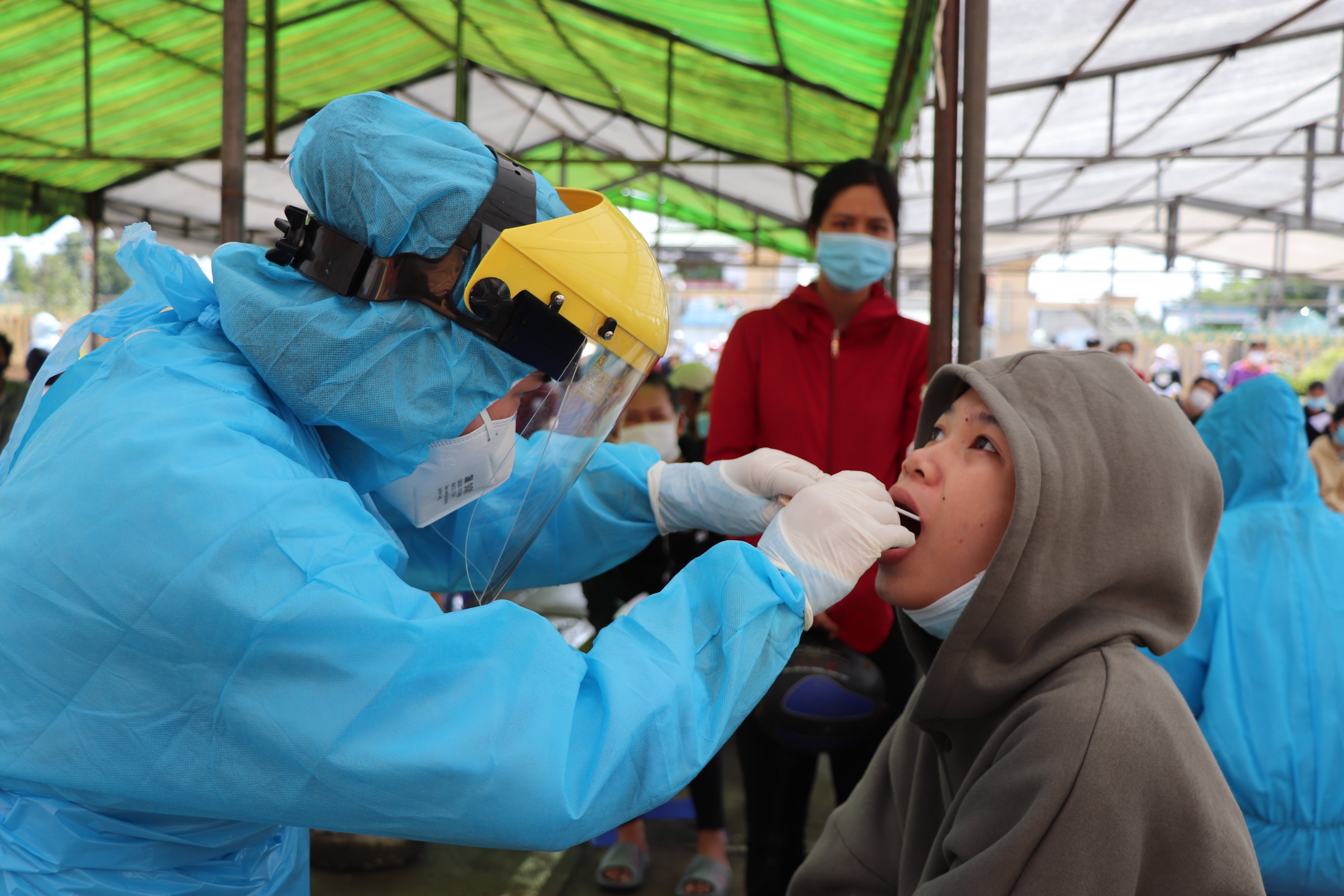 Nhân viên y tế lấy mẫu xét nghiệm sàng lọc SARS-CoV-2 cho người dân xã Phước Hưng (huyện Long Điền). Ảnh: ĐINH HÙNG