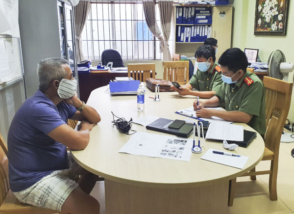 Lực lượng Phòng An ninh mạng và phòng, chống tội phạm công nghệ cao làm việc với ông Nguyễn Th. Ng. (SN 1971, quê TP. Hồ Chí Minh, trú tại TP. Vũng Tàu) - người đăng tải thông tin sai sự thật lên mạng xã hội.