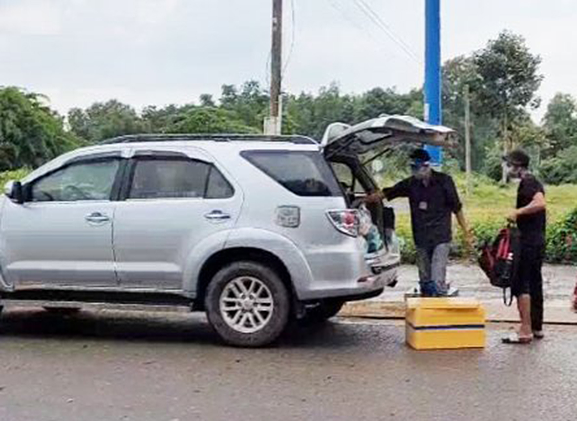 Nhà hảo tâm chở Hà Văn Đại (bìa phải) về lại xã Lộc An.