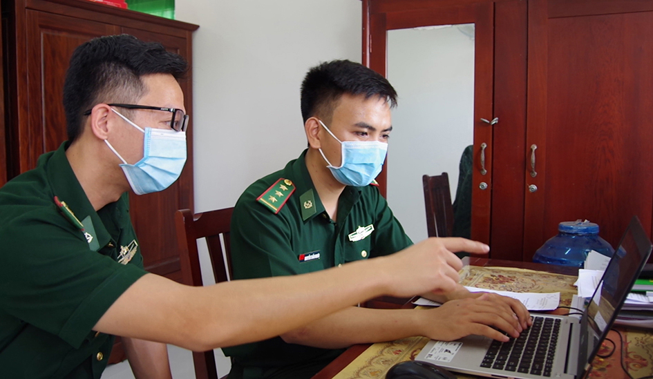 Cán bộ Đội Vận động quần chúng Đồn Biên phòng Long Sơn chuẩn bị nội dung tuyên truyền về phòng chống dịch COVID-19.