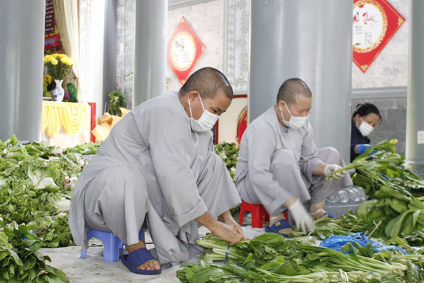 Các sư cô chùa Vạn Phước chia rau củ quả để gửi tới người dân khó khăn.