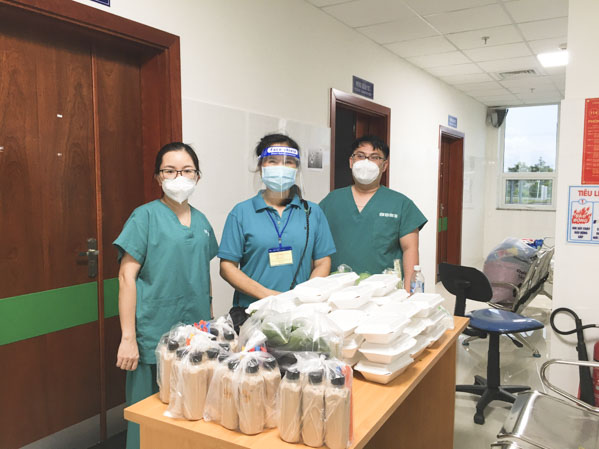 Bà Phạm Thị Hải (195 Ba Cu, phường 4, TP. Vũng Tàu) trao các suất quà tới các y bác sĩ tại BV. Vũng Tàu.