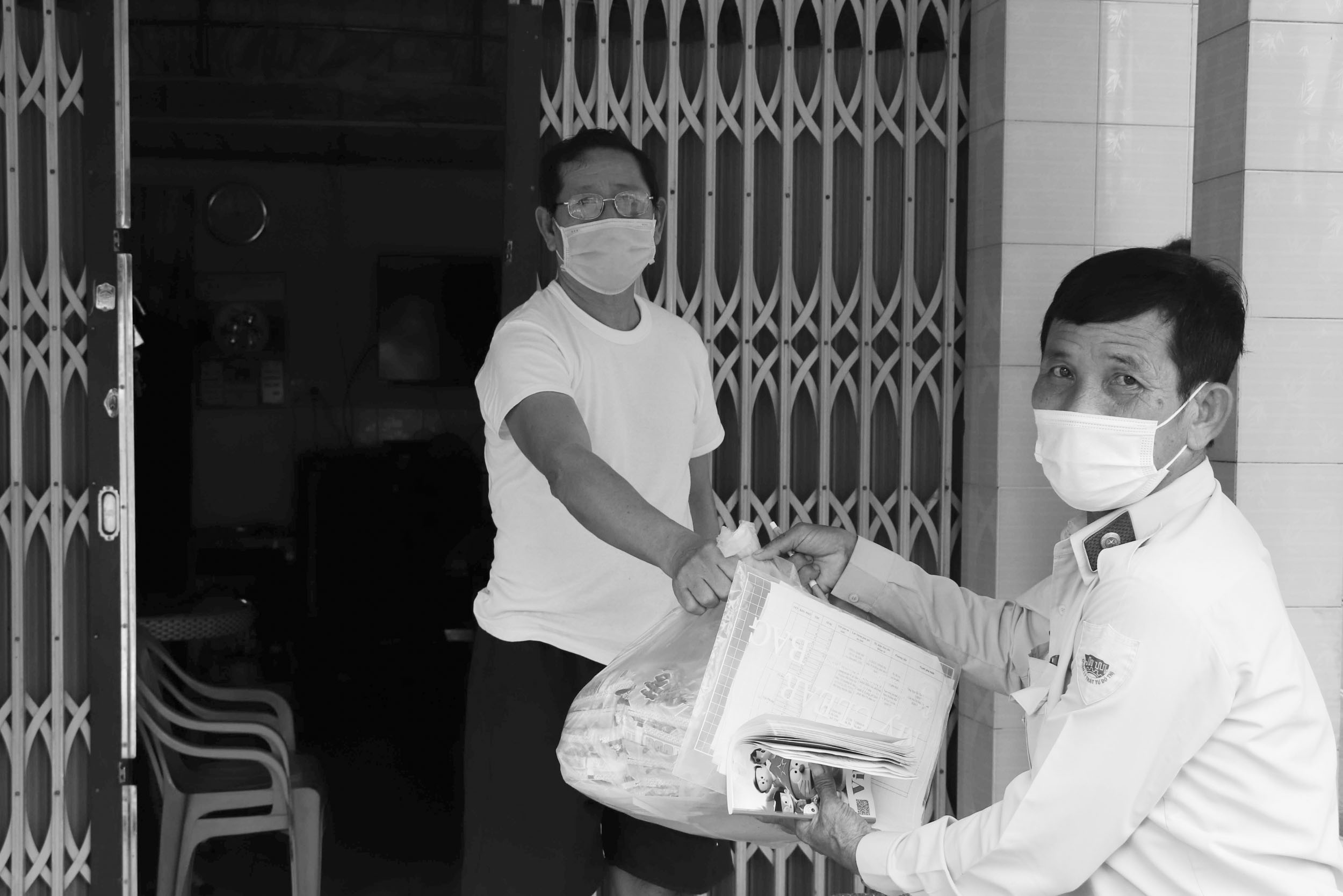 Lực lượng chức năng địa phương cũng tích cực phối hợp trao gói nhu yếu phẩm cho người dân.  Trong ảnh: Ông Phan Văn Minh (tổ 10, khu phố Hải Phong 1) nhận gói nhu yếu phẩm do huyện Long Điền cung cấp.