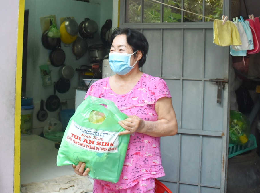 Mỗi túi an sinh  của TP. Bà Rịa gồm: gạo, mì gói, nước mắm, dầu ăn, đường, cá hộp… trị giá 330 ngàn đồng.