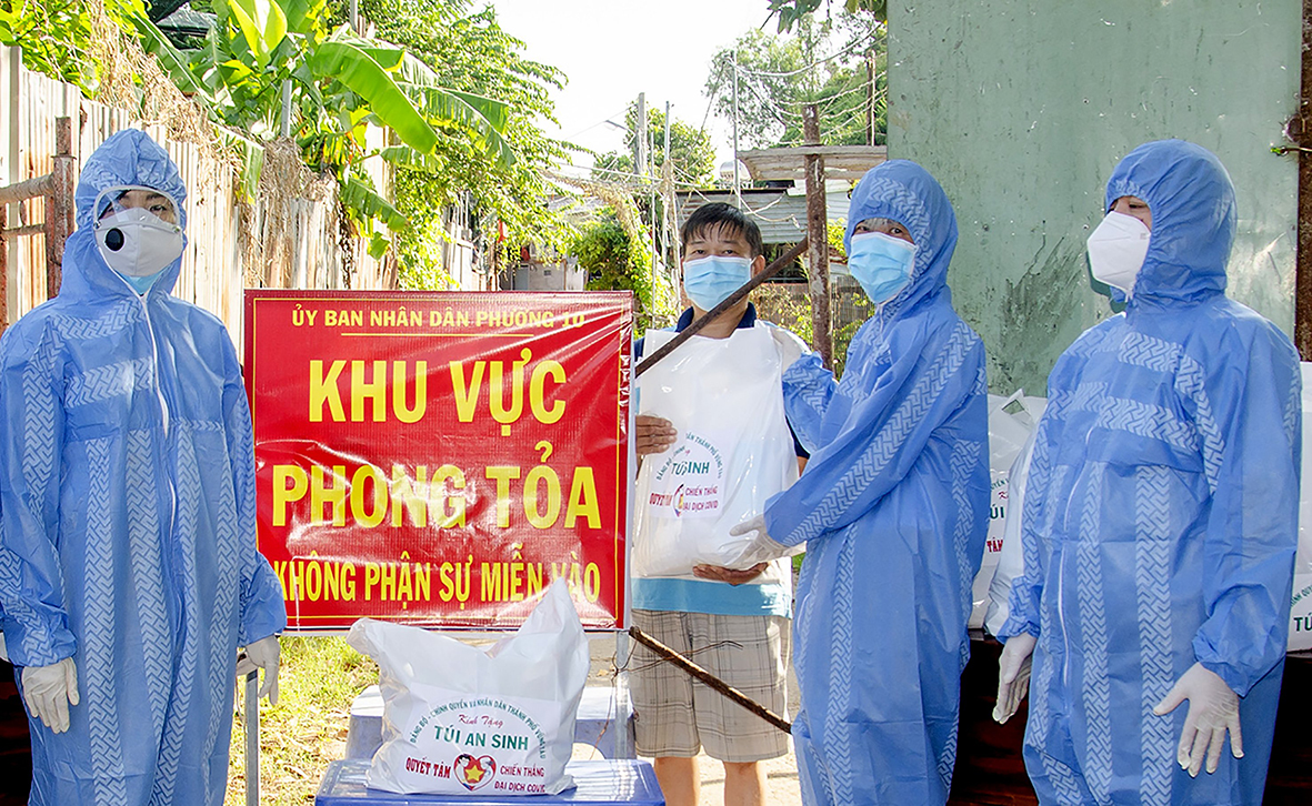Bà Lê Thị Thanh Bình (bìa trái), Phó Bí thư Thường trực Thành ủy, Chủ tịch HĐND TP. Vũng Tàu trao túi an sinh cho người dân khu phong tỏa hẻm 225/7 Lưu Chí Hiếu, phường 10.