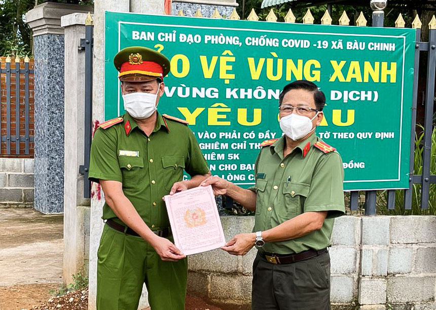 Thượng tá Nguyễn Văn Phiến (phải), Phó Trưởng Công an huyện Châu Đức trao Thư khen của Trưởng Công an huyện cho Thiếu tá Mai Văn Tâm, Trưởng Công an xã Bàu Chinh.