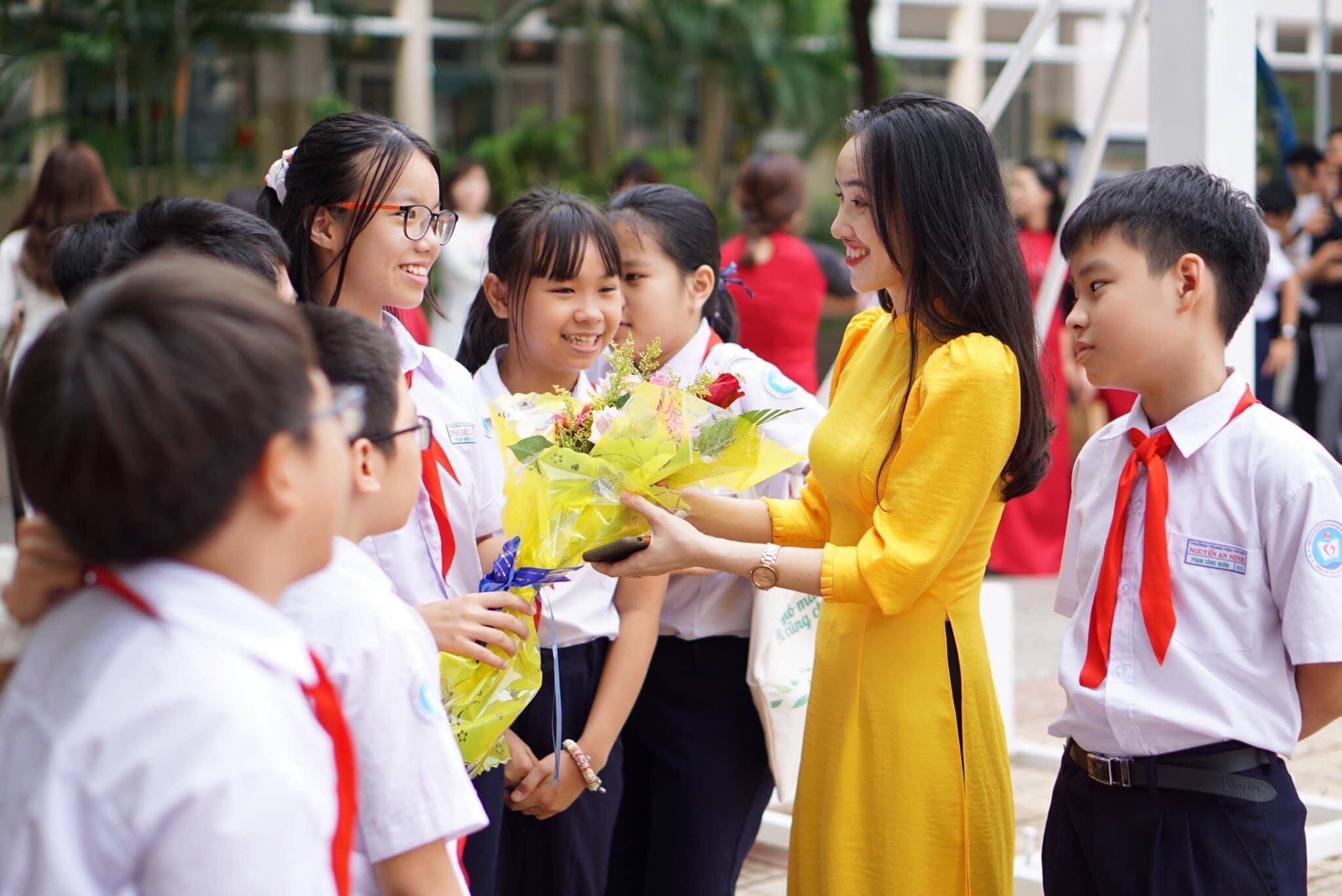 Cô Nguyễn Thị Hồng Yến (GV bộ môn Mỹ thuật Trường THCS Nguyễn An Ninh, TP.Vũng Tàu) nhận hoa từ các em HS nhân dịp Ngày Nhà giáo Việt Nam 20/11/2020.