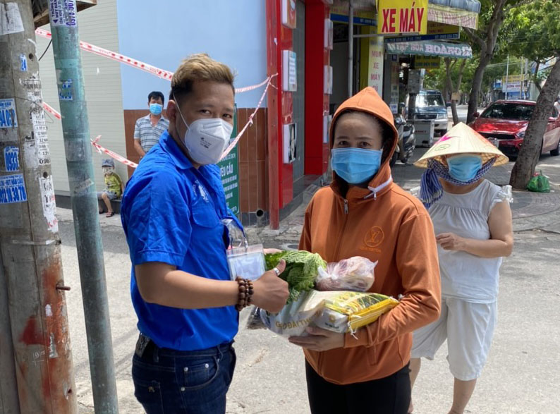 Những phần quà thiết thực được anh Tuấn Thành trao tặng đến người khó khăn trong mùa dịch.