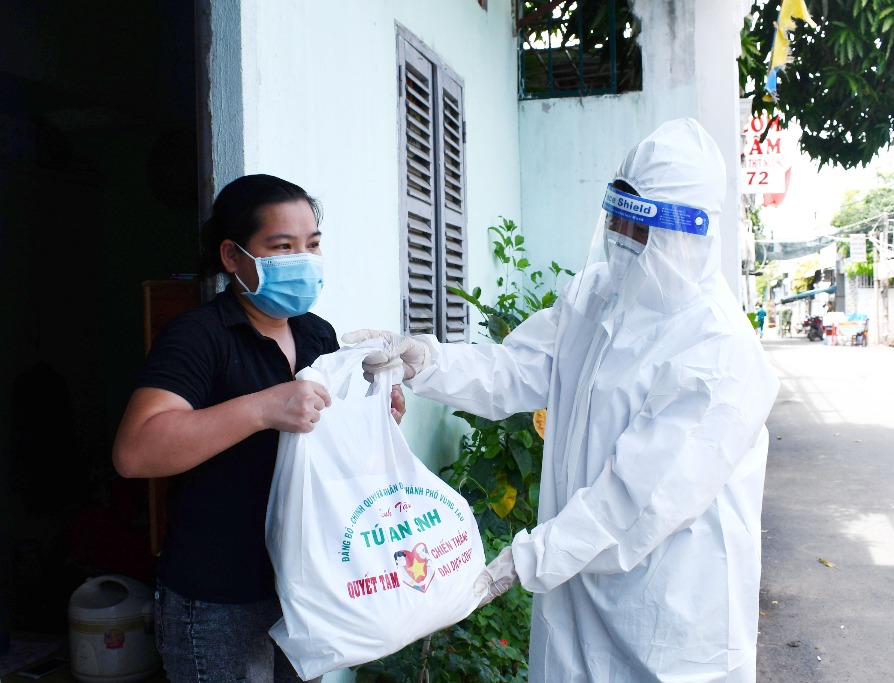 Bà Mai Ngọc Oanh, Chủ tịch UBMTTQ Việt Nam TP.Vũng Tàu trao Túi an sinh cho người thuê trọ tại nhà số 73, Tiền Cảng (phường Thắng Nhất, TP.Vũng Tàu).