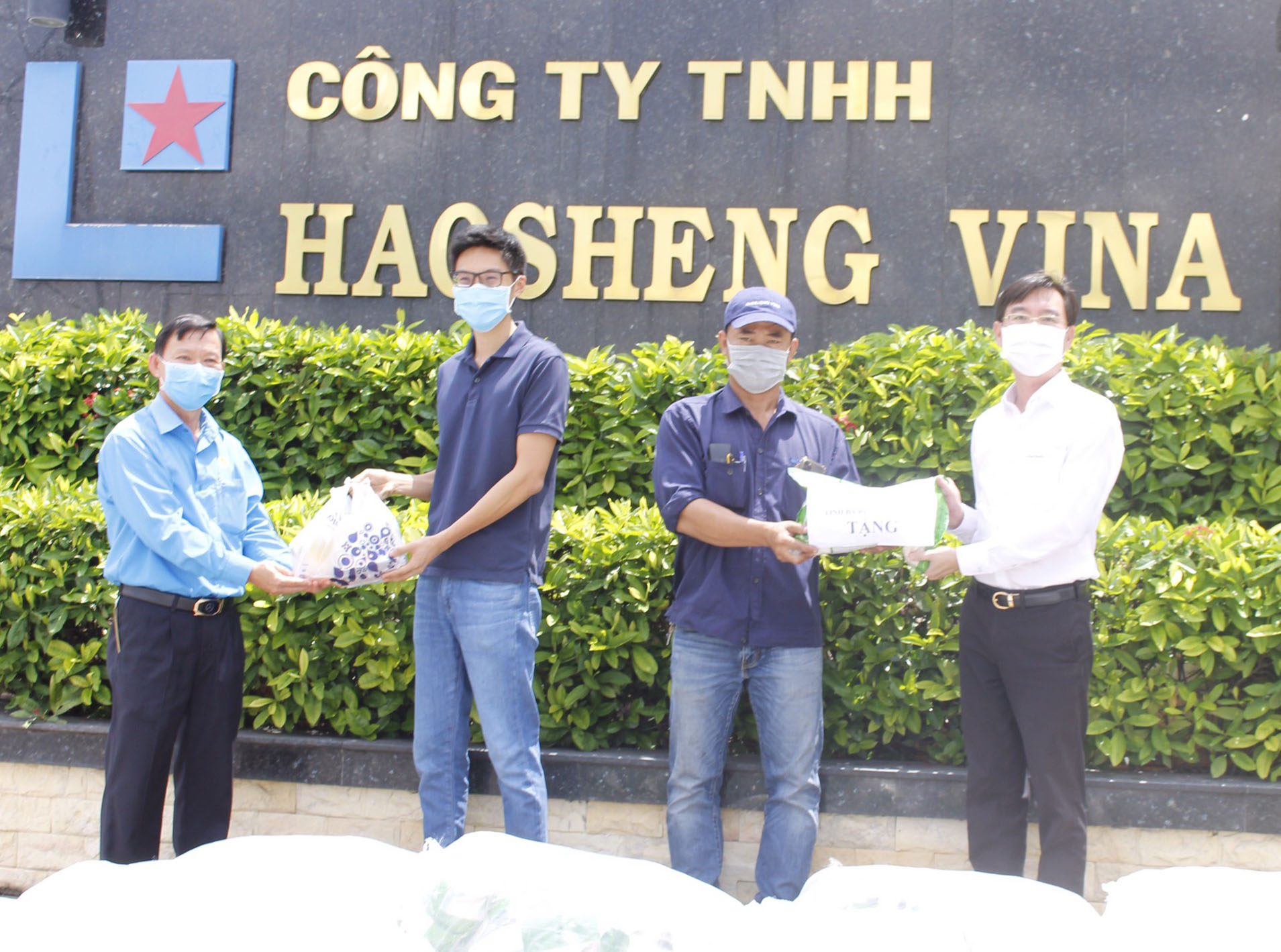 Ông Nguyễn Châu Trinh, Phó Chủ tịch LĐLĐ tỉnh cùng ông Nguyễn Trường Giang, Phó Bí thư Đảng ủy Khối cơ quan và Doanh nghiệp tỉnh trao quà cho đại diện người lao động Công ty TNHH HaoSheng Vina (KCN Mỹ Xuân A2, phường Mỹ Xuân, TX.Phú Mỹ).