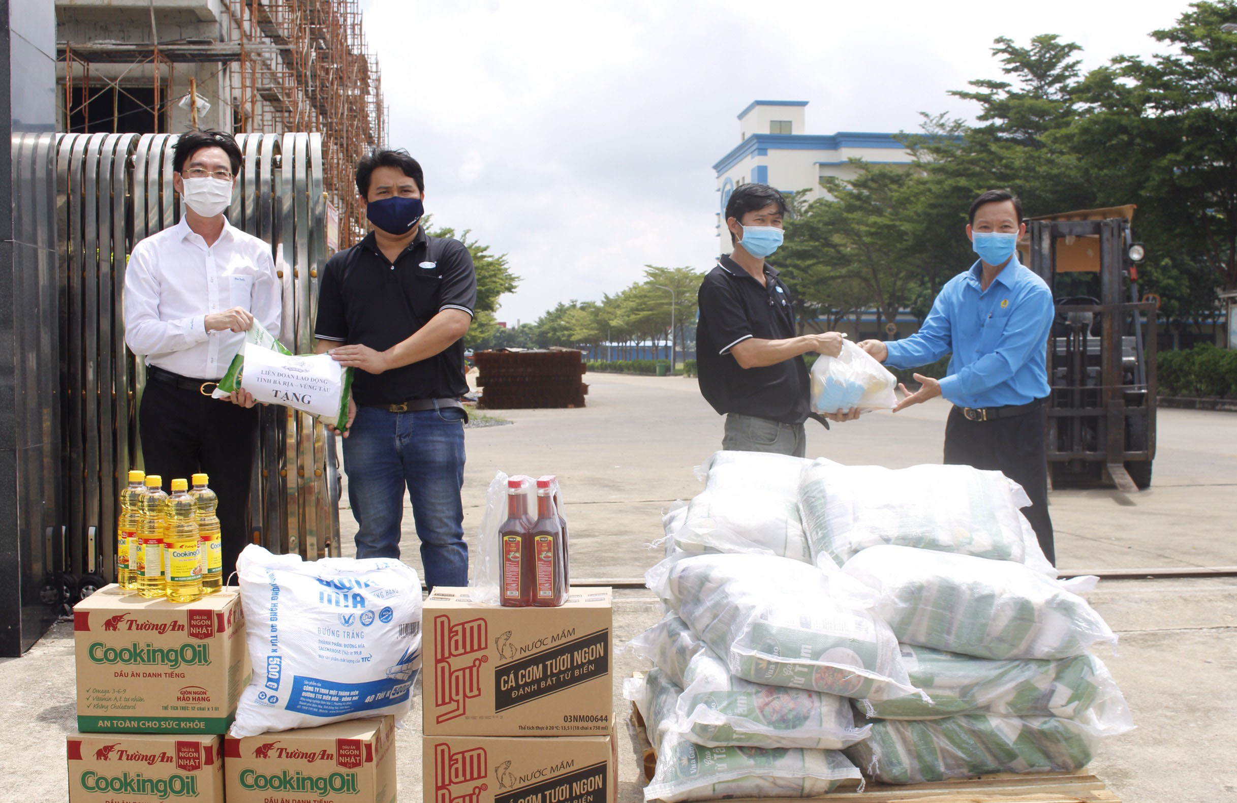 Ông Nguyễn Châu Trinh, Phó Chủ tịch LĐLĐ tỉnh cùng ông Nguyễn Trường Giang, Phó Bí thư Đảng ủy Khối cơ quan và Doanh nghiệp tỉnh trao quà cho đại diện người lao động Công ty TNHH thiết bị y tế A&I Việt Nam (KCN Mỹ Xuân A2, phường Mỹ Xuân, TX.Phú Mỹ).