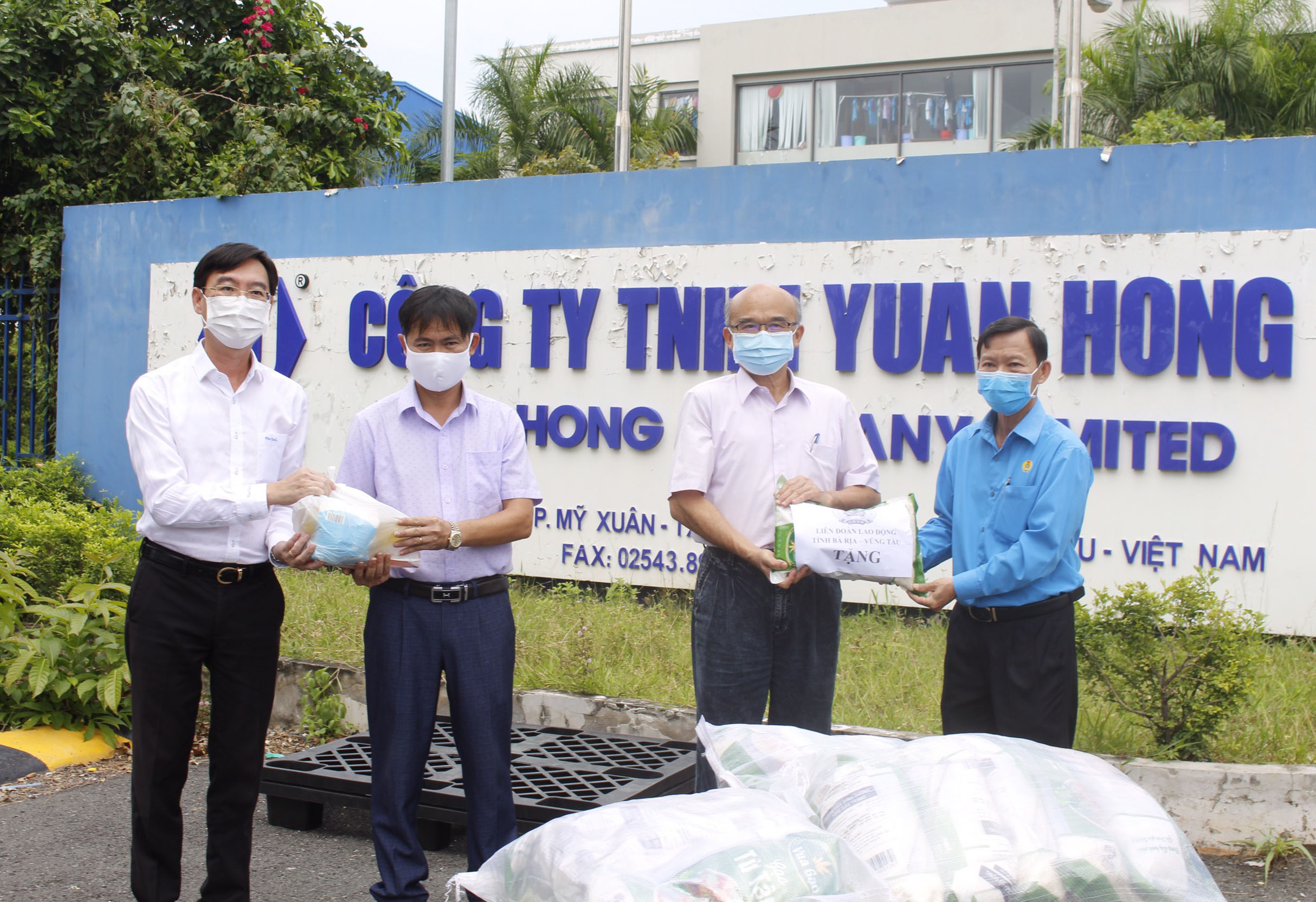 Ông Nguyễn Châu Trinh, Phó Chủ tịch LĐLĐ tỉnh cùng ông Nguyễn Trường Giang, Phó Bí thư Đảng ủy Khối cơ quan và Doanh nghiệp tỉnh trao quà cho đại diện người lao động Công ty TNHH Yuan Hong (KCN Mỹ Xuân A, phường Mỹ Xuân, TX. Phú Mỹ)