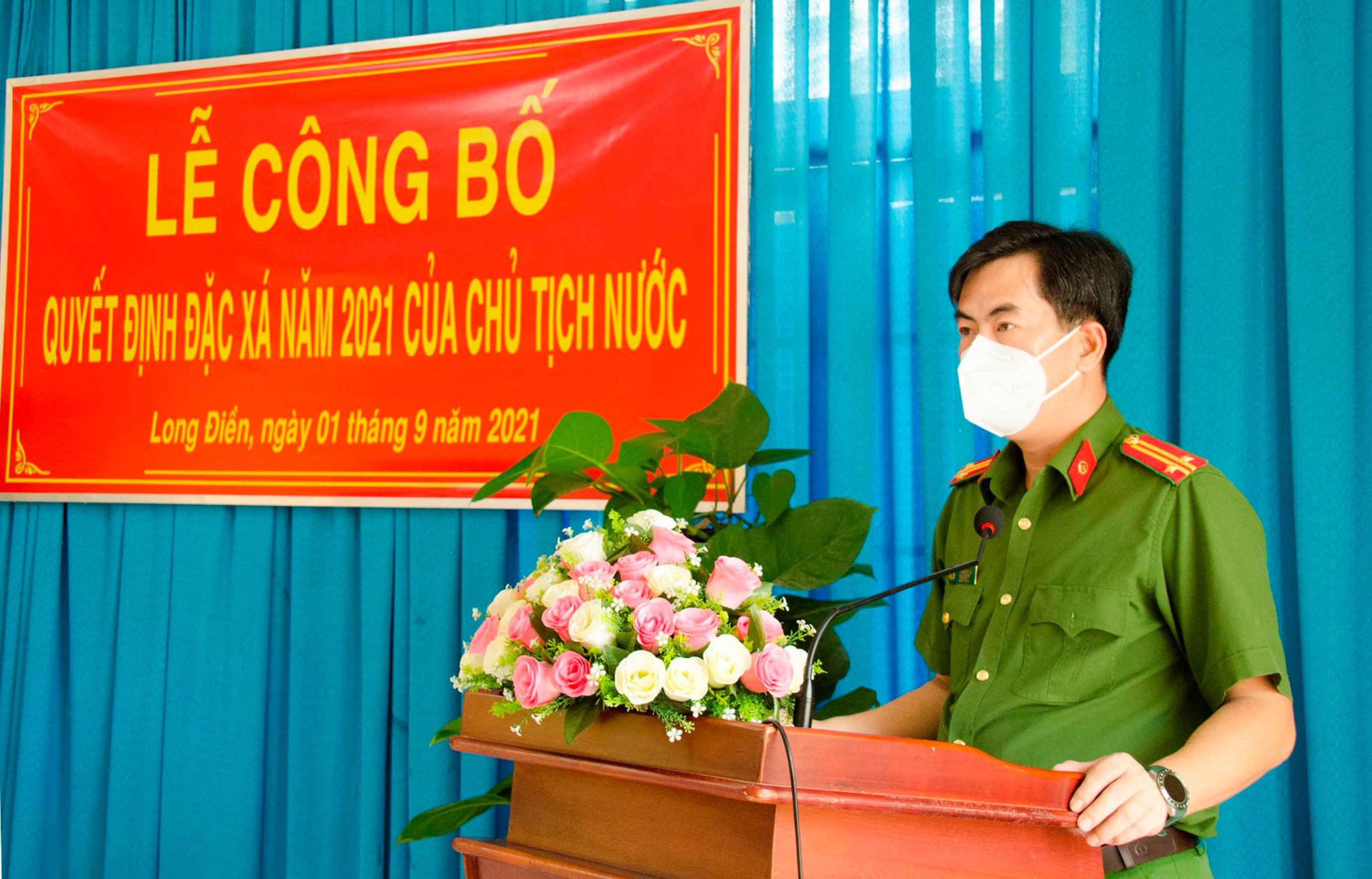 Trung tá Trần Thanh Hiển, Phó Giám đốc Công an tỉnh động viên, nhắc nhở những người được đặc xá đợt này khi trở về địa phương nỗ lực phấn đấu để xóa bỏ mặc cảm, tự ti trong cuộc sống, chủ động hòa nhập cộng đồng.