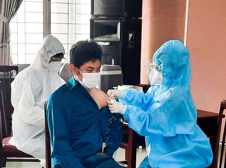 Nhân viên y tế tiêm vắc xin phòng COVID-19 cho lực lượng tuyến đầu phòng, chống dịch trên địa bàn huyện Long Điền.