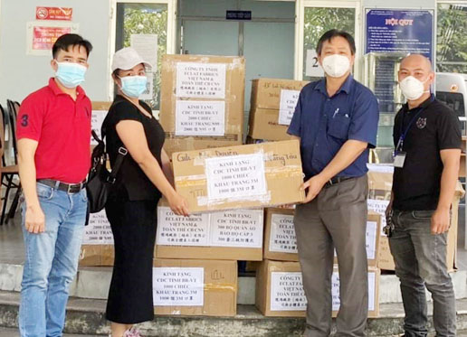 Đại diện Công ty TNHH Eclat Fabrics Việt Nam trao tặng đồ bảo hộ y tế cho y, bác sĩ CDC tỉnh.