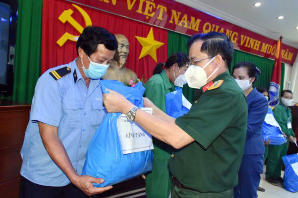 Ông Nguyễn Tâm Hùng, Chỉ huy trưởng Bộ CHQS tỉnh tặng quà cho công nhân, người lao động của Công ty CP Dịch vụ môi trường và Công trình đô thị Vũng Tàu.