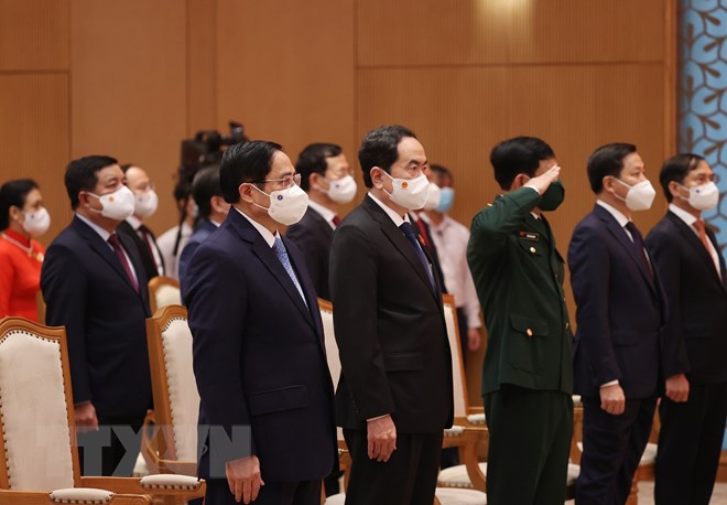Thủ tướng Phạm Minh Chính và các đại biểu thực hiện nghi lễ chào cờ. Ảnh: /TTXVN