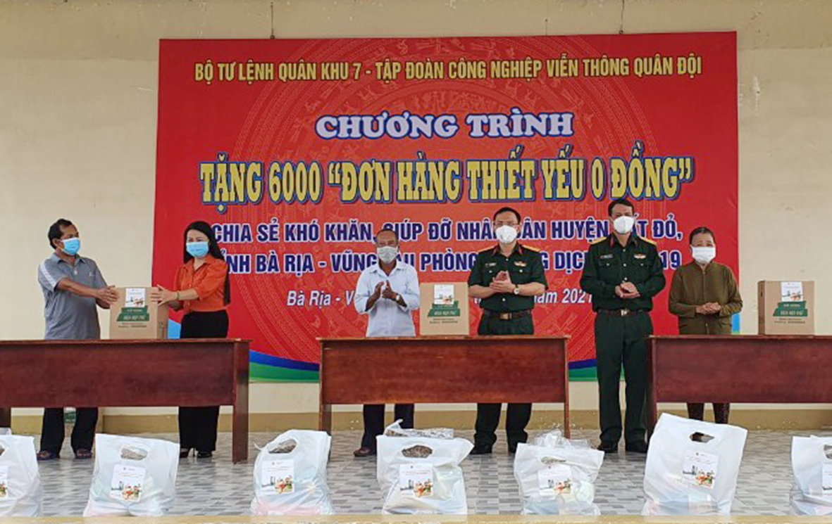 Đại diện Bộ Tư lệnh Quân khu 7 và Tập đoàn Công nghiệp - Viễn thông Quân đội trao tặng “Đơn hàng thiết yếu 0 đồng” cho các hộ dân có hoàn cảnh khó khăn trên địa bàn huyện Đất Đỏ.