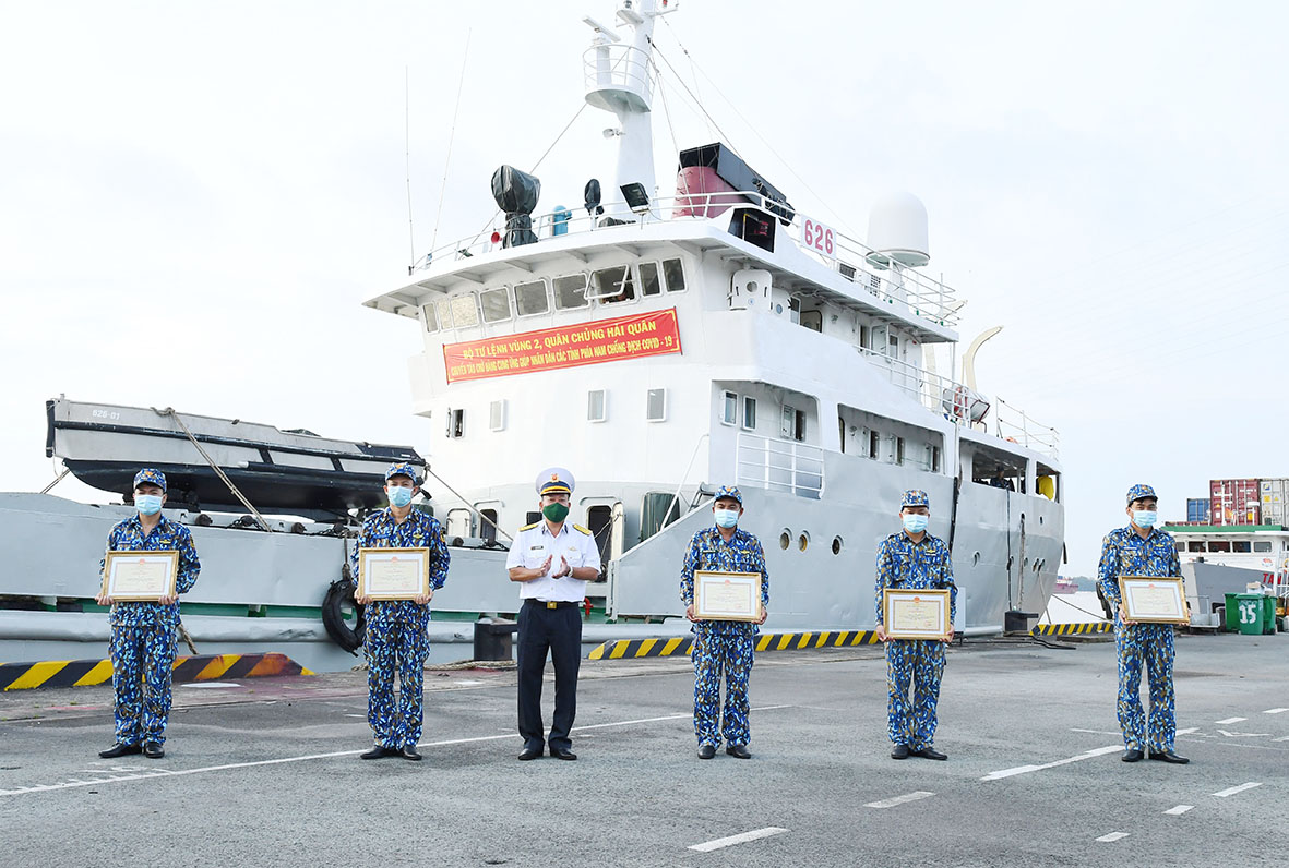 Đại diện Bộ Tư lệnh Vùng 2 Hải quân trao Giấy khen cho Tập thể Tàu 626 và 4 quân nhân của Lữ đoàn 125. Ảnh: CTV