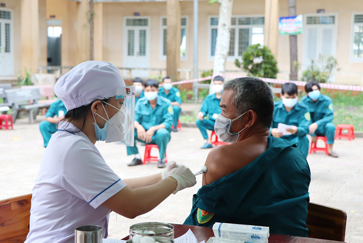 Nhân viên y tế tiêm vắc xin phòng COVID-19 cho lực lượng tuyến đầu chống dịch của các thôn, ấp, khu phố trên địa bàn huyện Châu Đức