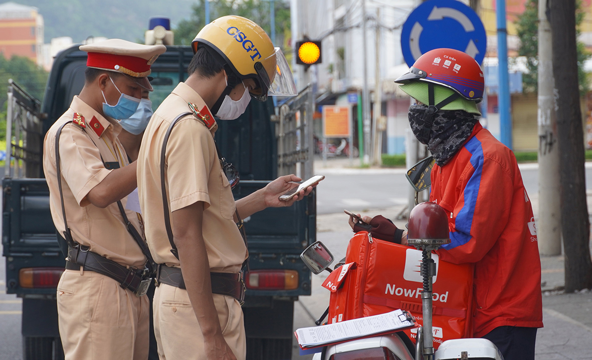 Lực lượng chức năng kiểm tra giấy tờ lưu thông của nhân viên shipper.