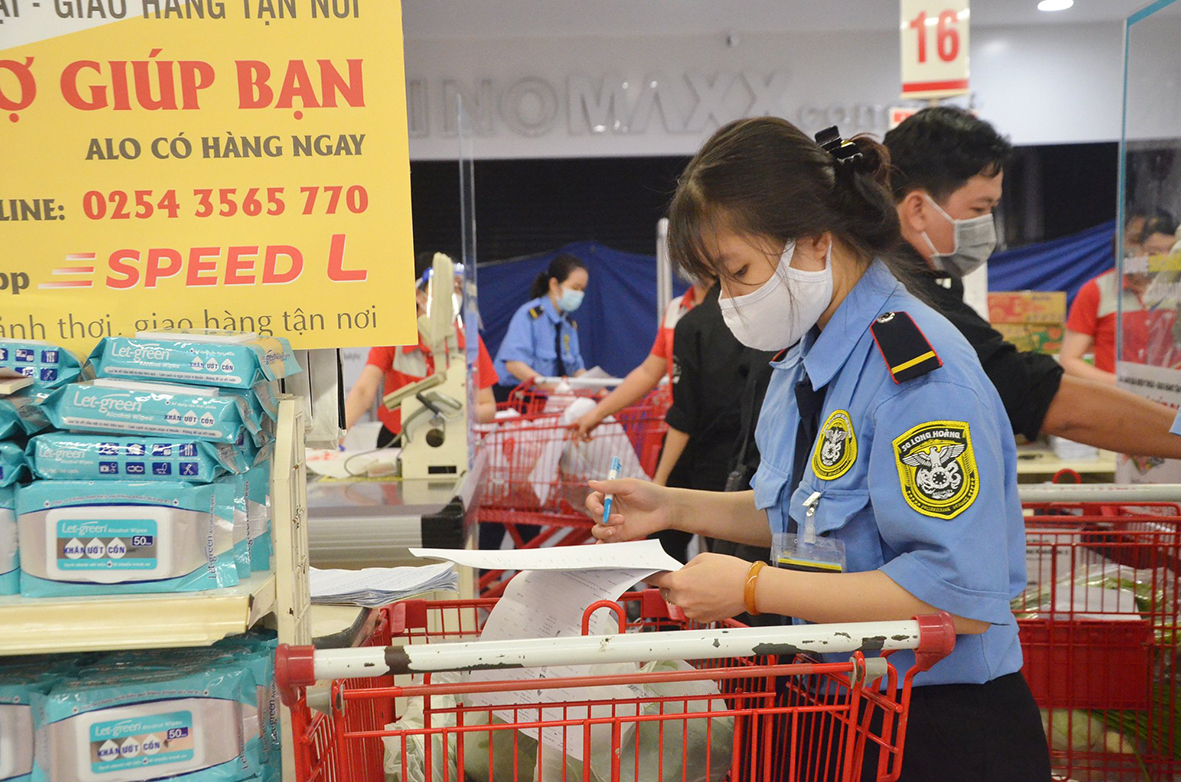 Nhân viên Lotte Mart Vũng Tàu chọn hàng theo đơn đặt online của khách.